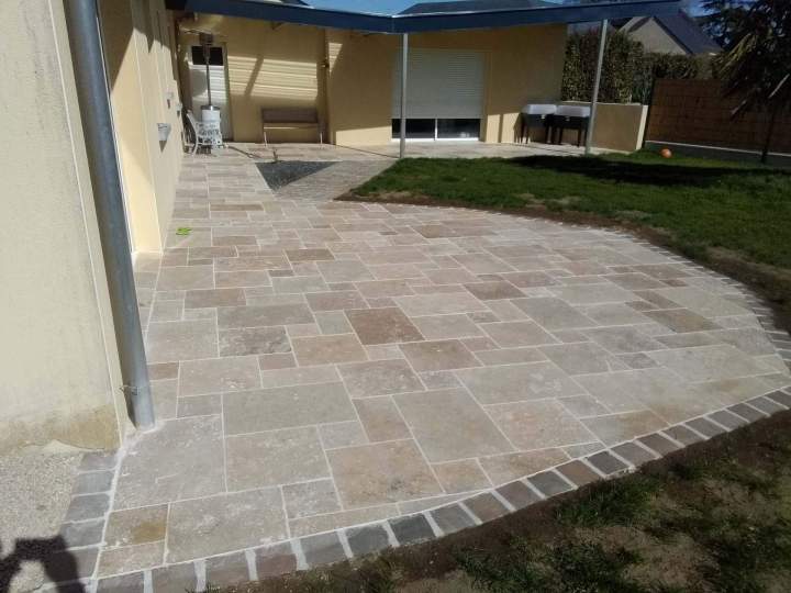 Création de terrasse en bois, pierre naturelle et gré cérame sur mesure.