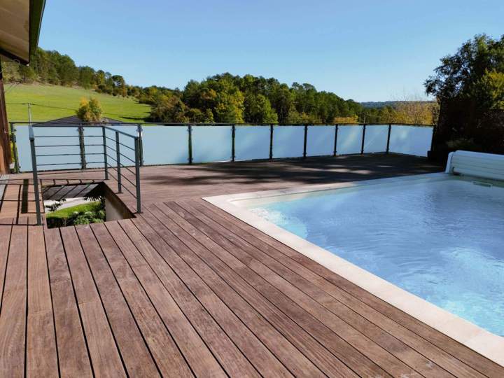 Création de terrasse en bois, pierre naturelle et gré cérame sur mesure.